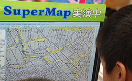 真剣に聞き入る子供たち